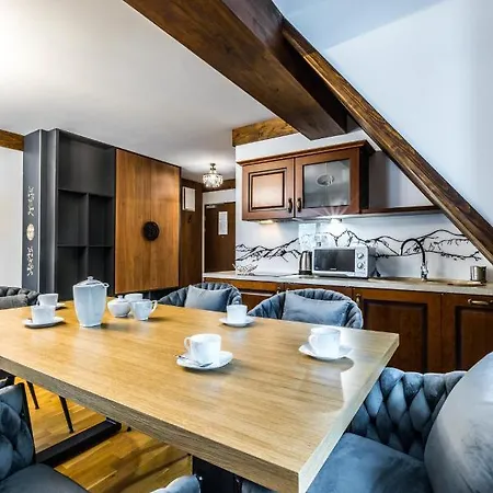 Aparthost Snowbird Apartment